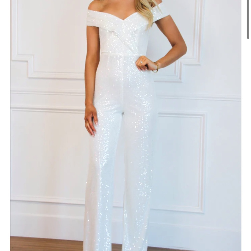 White glitter jump suit Bella and Bloom Boutique - Size 2X
Never worn